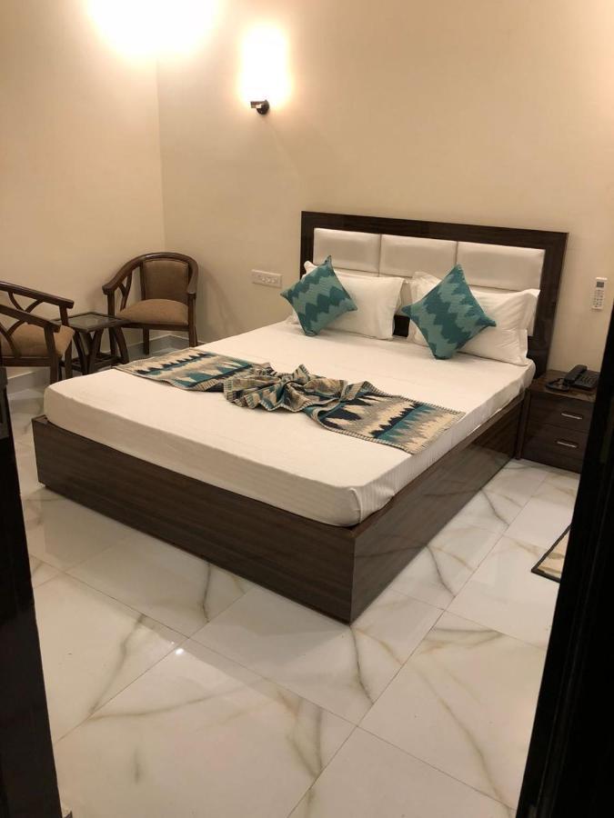 Hotel Wisteria -Main Highway Hotel Zirakpur Экстерьер фото